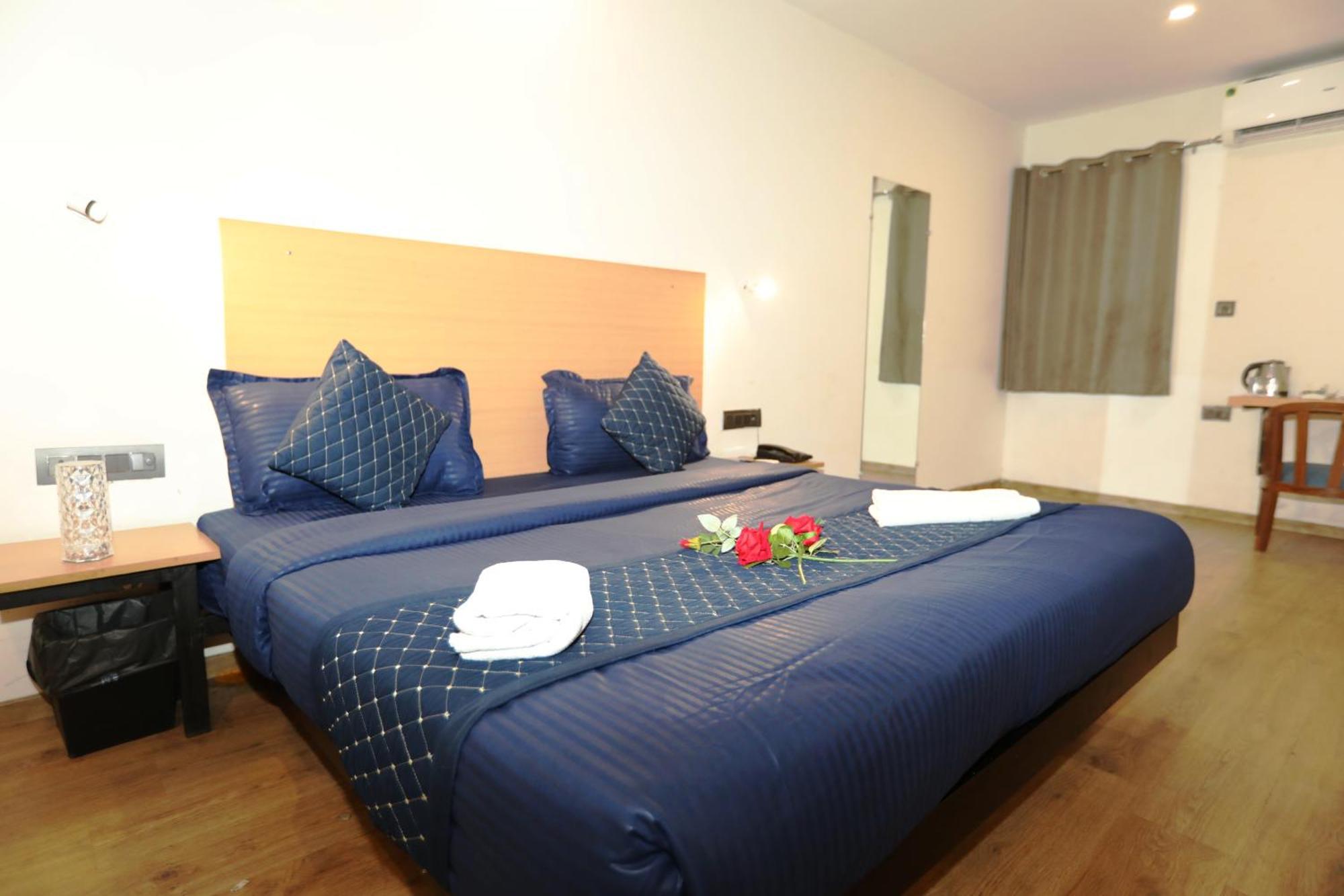 Hotel Noida Grand Sec 58 Exterior photo