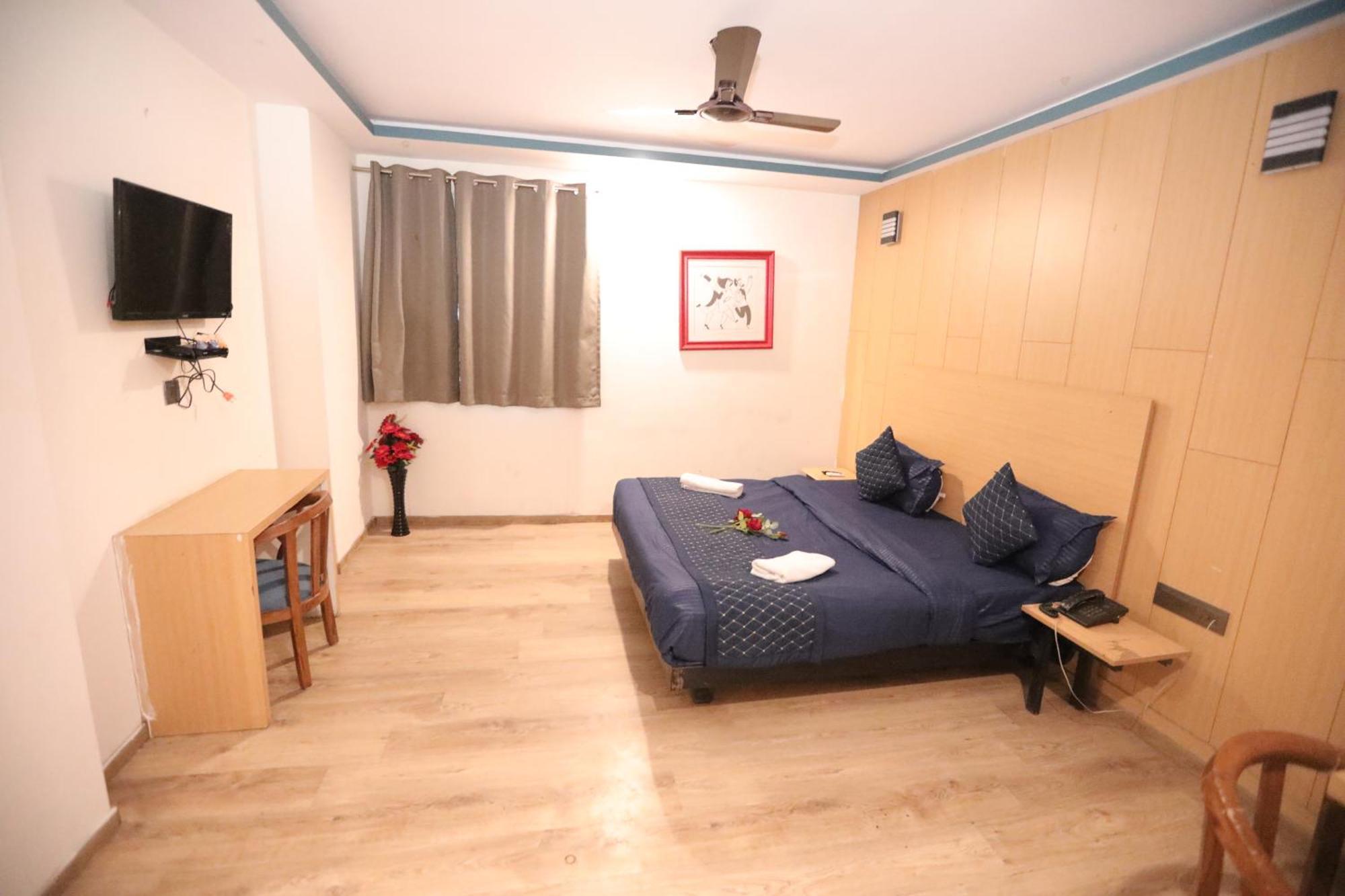 Hotel Noida Grand Sec 58 Exterior photo