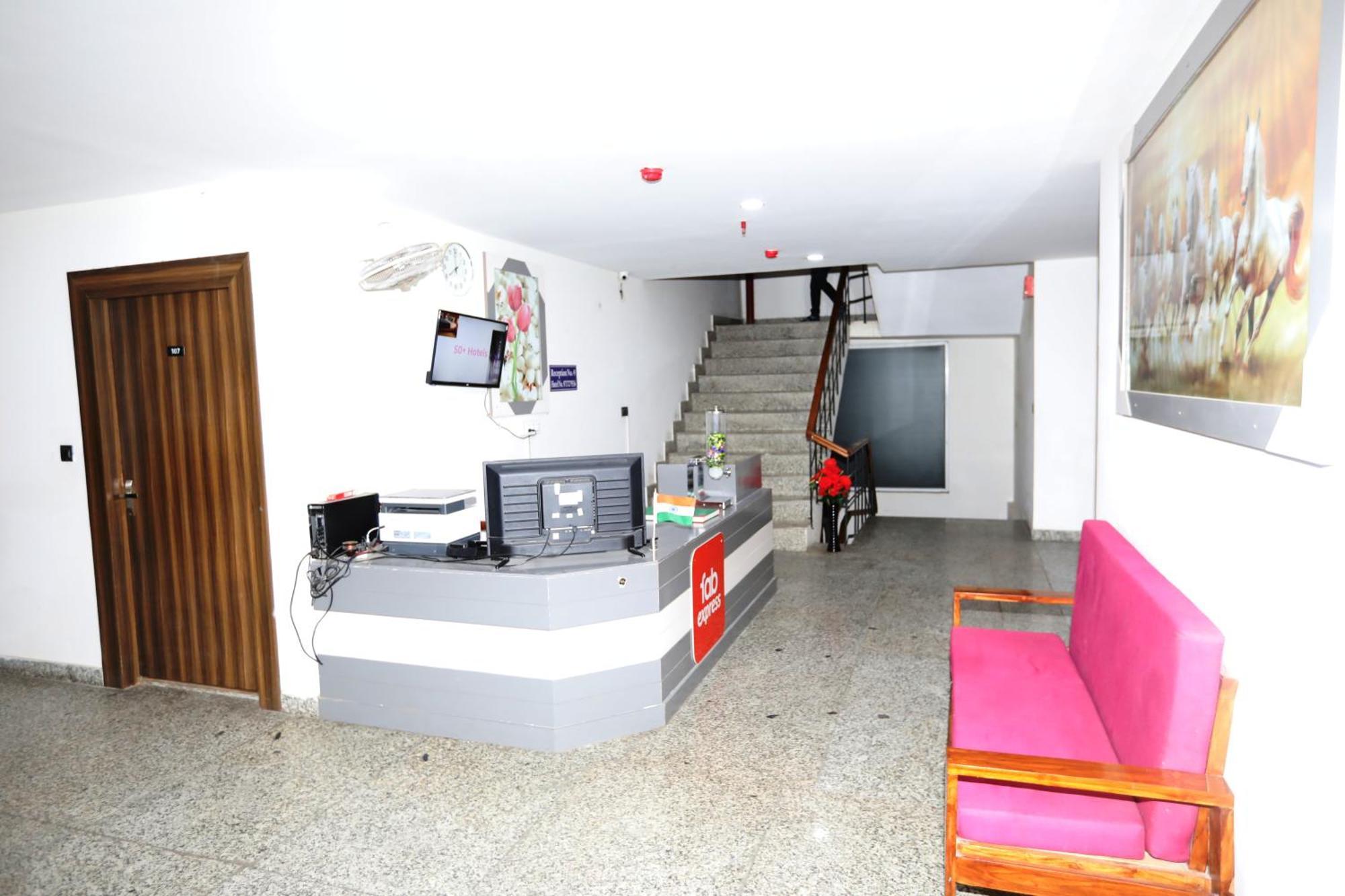 Hotel Noida Grand Sec 58 Exterior photo