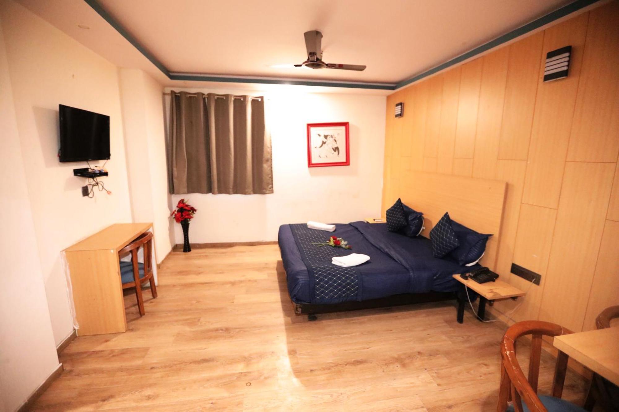 Hotel Noida Grand Sec 58 Exterior photo